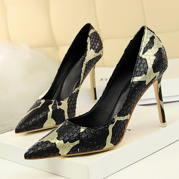 Γυναικεία παπούτσια σε διάφορα χρώματα με μοτίβο