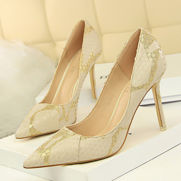 Γυναικεία παπούτσια σε διάφορα χρώματα με μοτίβο