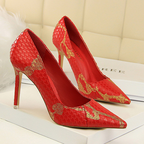 Γυναικεία παπούτσια σε διάφορα χρώματα με μοτίβο