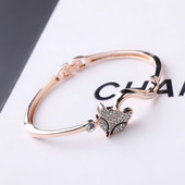 Γυναικείο βραχιόλι σε δύο χρώματα με διακοσμητικές πέτρες