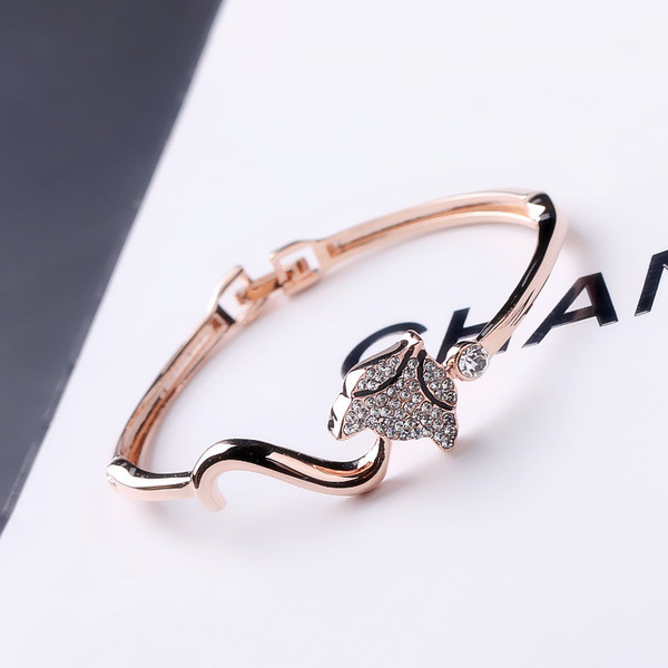 Γυναικείο βραχιόλι σε δύο χρώματα με διακοσμητικές πέτρες