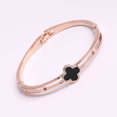 Bratara de dama in diferite modele cu pandantive si pietre decorative