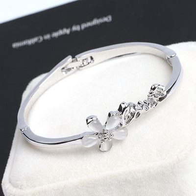 Bratara de dama in diferite modele cu pandantive si pietre decorative