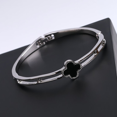 Bratara de dama in diferite modele cu pandantive si pietre decorative