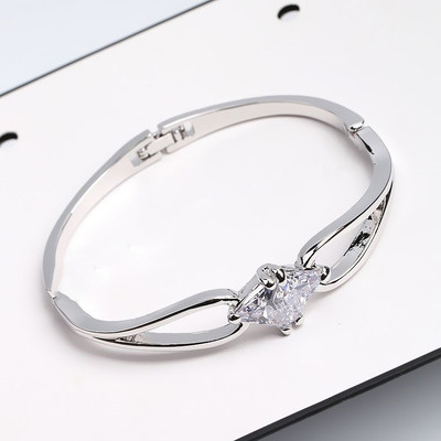 Bratara de dama in diferite modele cu pandantive si pietre decorative