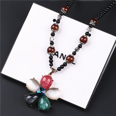 Γυναικείο κολιέ με διαφορετικά μενταγιόν από χρωματιστές πέτρες