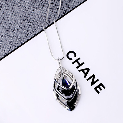 Γυναικείο κολιέ με διαφορετικά μενταγιόν από χρωματιστές πέτρες