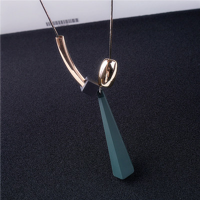 Γυναικείο κολιέ με διαφορετικά μενταγιόν από χρωματιστές πέτρες