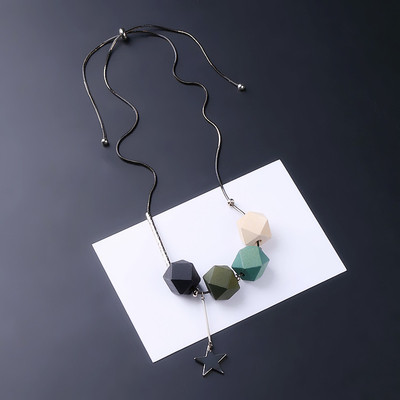 Γυναικείο κολιέ με διαφορετικά μενταγιόν από χρωματιστές πέτρες
