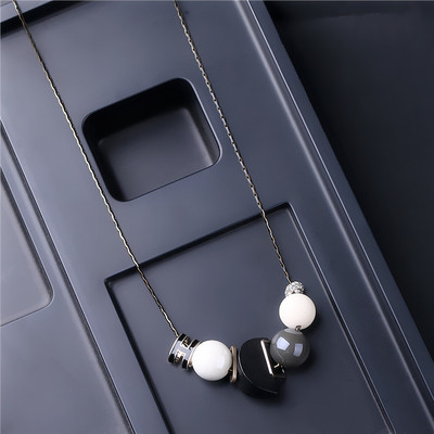 Γυναικείο κολιέ με διαφορετικά μενταγιόν από χρωματιστές πέτρες