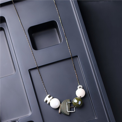 Γυναικείο κολιέ με διαφορετικά μενταγιόν από χρωματιστές πέτρες