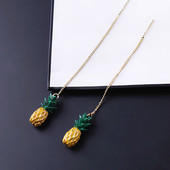 Női fülbevaló vékony lánccal és ananász medállal