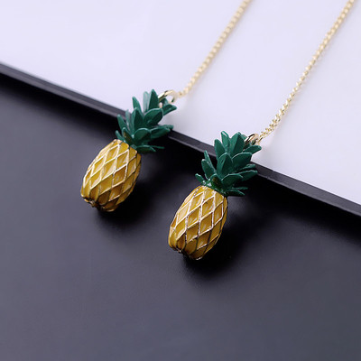 Női fülbevaló vékony lánccal és ananász medállal