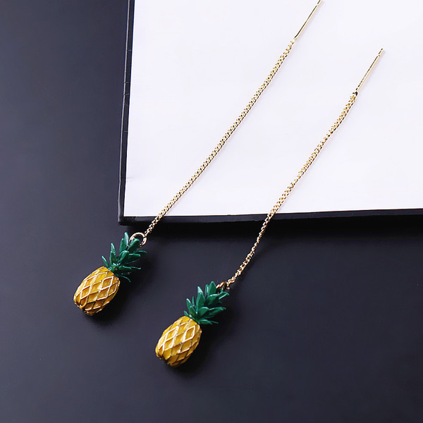 Női fülbevaló vékony lánccal és ananász medállal