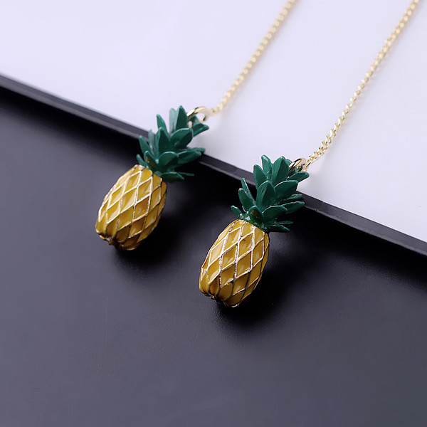 Női fülbevaló vékony lánccal és ananász medállal