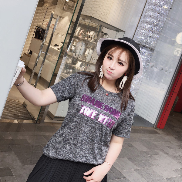 Γυναικεία μπλούζα με μέγεθος MAXI με επιγραφή σε γκρι, λευκό και μαύρο χρώμα