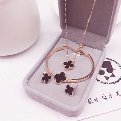 Γυναικείο σετ σε τρία μέρη σε διάφορα σχέδια - σκουλαρίκια, κολιέ και βραχιόλι