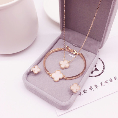 Γυναικείο σετ σε τρία μέρη σε διάφορα σχέδια - σκουλαρίκια, κολιέ και βραχιόλι