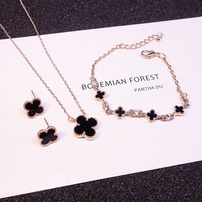 Γυναικείο σετ σε τρία μέρη σε διάφορα σχέδια - σκουλαρίκια, κολιέ και βραχιόλι