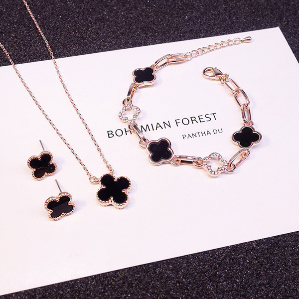 Γυναικείο σετ σε τρία μέρη σε διάφορα σχέδια - σκουλαρίκια, κολιέ και βραχιόλι