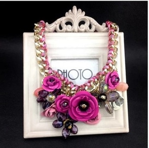 Γυναικείο κολιέ με μεγάλα άνθη και πέτρες