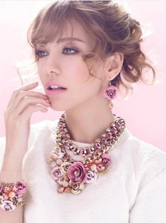 Γυναικείο κολιέ με μεγάλα άνθη και πέτρες