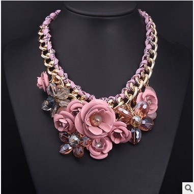 Γυναικείο κολιέ με μεγάλα άνθη και πέτρες