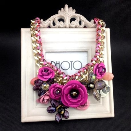 Γυναικείο κολιέ με μεγάλα άνθη και πέτρες