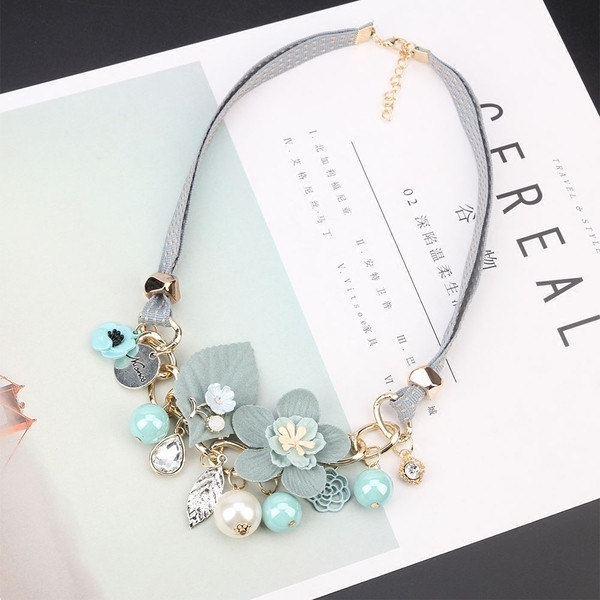 Colier de dama cu elemente florale, pietre si pandantive metalice