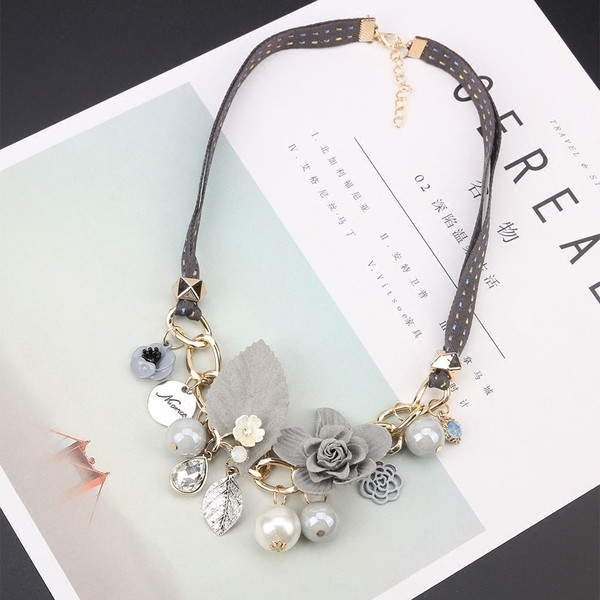 Colier de dama cu elemente florale, pietre si pandantive metalice