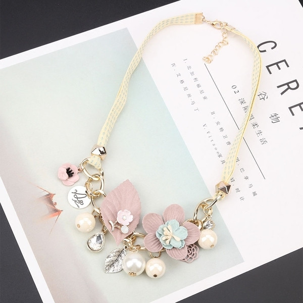 Colier de dama cu elemente florale, pietre si pandantive metalice