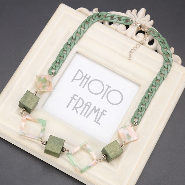 Colier de dama cu pietre patrate colorate - doua culori