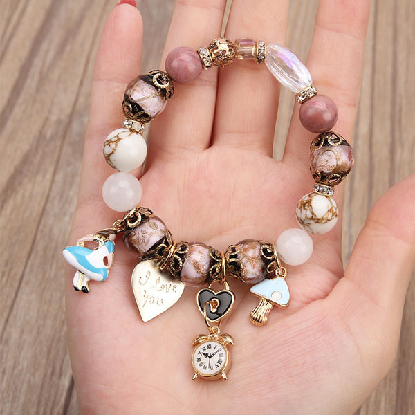 Γυναικείο βραχιόλι με χάντρες και μεταλλικά μενταγιόν σε τρία χρώματα