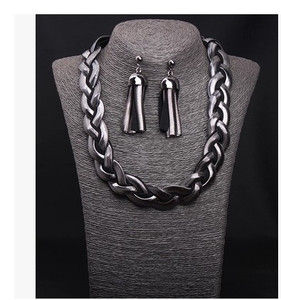 Set dama in patru culori - colier si cercei din tricot metalic