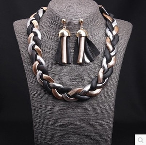 Set dama in patru culori - colier si cercei din tricot metalic