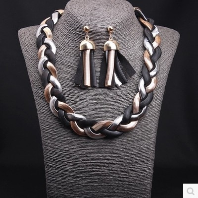 Set dama in patru culori - colier si cercei din tricot metalic