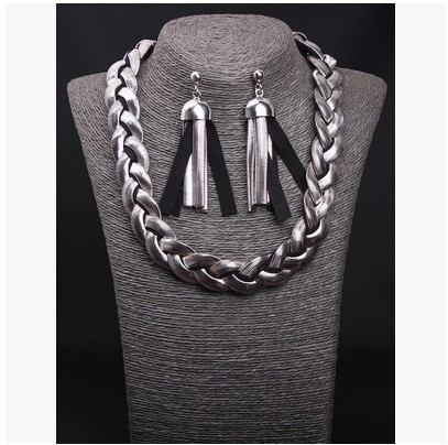 Set dama in patru culori - colier si cercei din tricot metalic