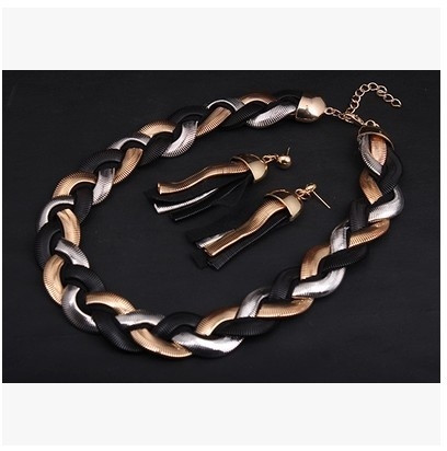 Set dama in patru culori - colier si cercei din tricot metalic