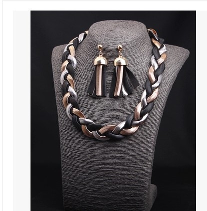 Set dama in patru culori - colier si cercei din tricot metalic