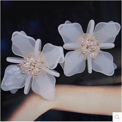 Дамски обеци цвете в бял цвят с мъниста