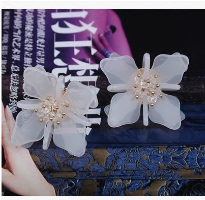 Γυναικεία σκουλαρίκια λουλούδι σε λευκό χρώμα με χάντρες