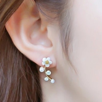 Cercei mici delicati de dama - floare de perla