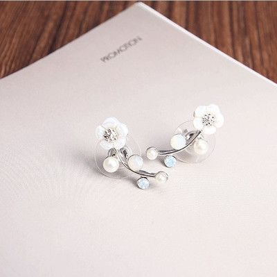 Cercei mici delicati de dama - floare de perla