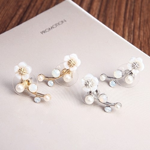 Cercei mici delicati de dama - floare de perla