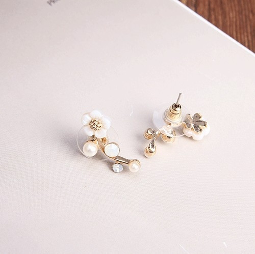 Cercei mici delicati de dama - floare de perla