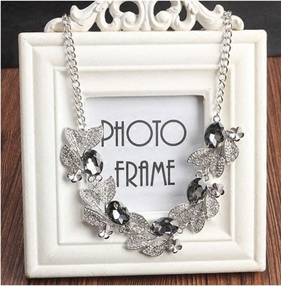 Colier elegant de dama cu cristale si pietre