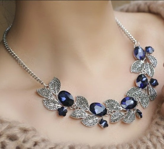 Colier elegant de dama cu cristale si pietre