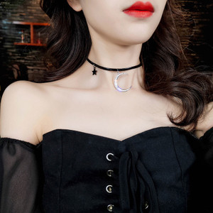 Γυναικείο choker σε διάφορα μοντέλα με διαφορετικά μενταγιόν