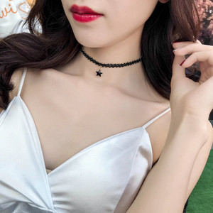 Γυναικείο choker σε διάφορα μοντέλα με διαφορετικά μενταγιόν