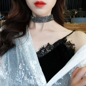 Γυναικείο choker σε διάφορα μοντέλα με διαφορετικά μενταγιόν